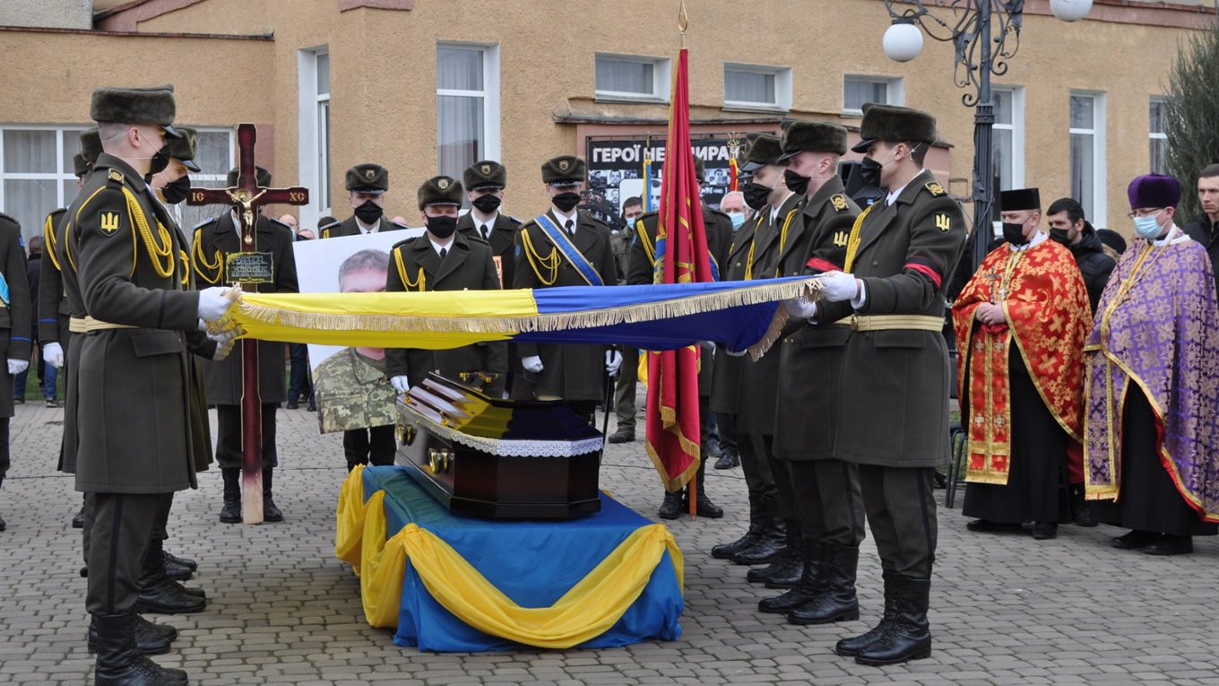 Поліг під Шумами — у Калуші в останню путь провели Сергія Барнича: фоторепортаж