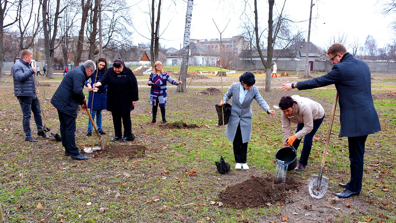 Молодь виявилася гарною на почин: у Золотоноші висадили 160 саджанців липи, клена та ясена
