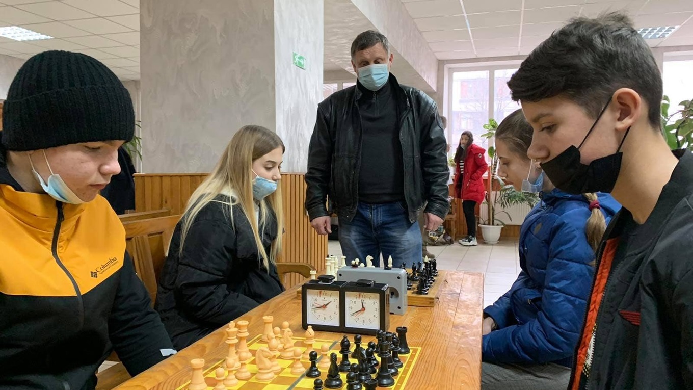 Учні Попаснянської школи № 21 взяли участь у обласних змаганнях з шахів