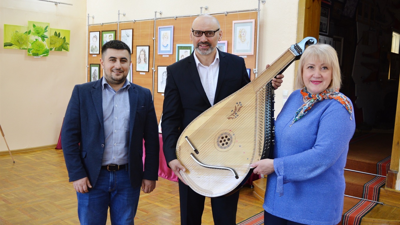 ­­Київські земляки передали в Корюківку бандуру, виготовлену за кресленнями Олександра Корнієвського