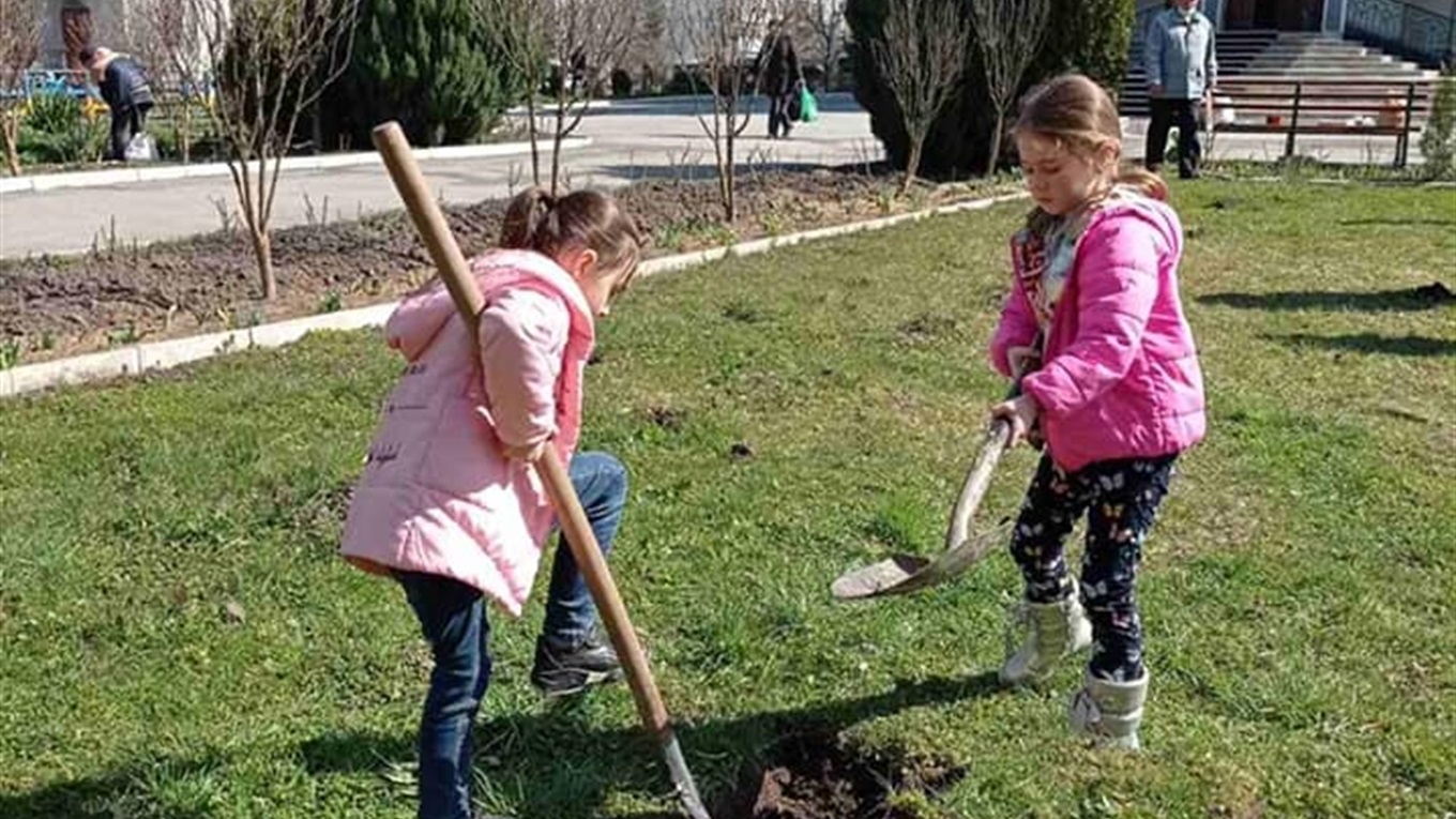Вихованці недільної школи Собору Святих Землі Української ПЦУ біля храму посадили магнолію