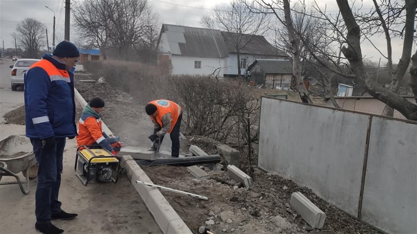 Триває благоустрій Старокостянтинівської ОТГ: ремонт тротуарів, укріплення дамби, розчистка заростей