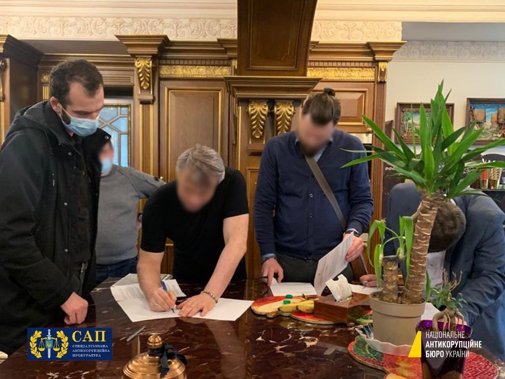 Александр Тисленко подписывает подозрение