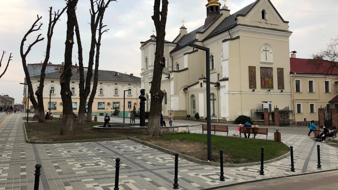 Що не так із відремонтованою площею біля пам’ятника Стефанику