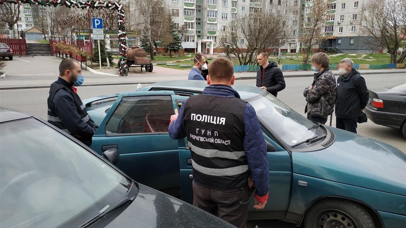 У Чернігові затримали трьох чоловіків, які обікрали магазин на Сновщині та будинок у Корюківці