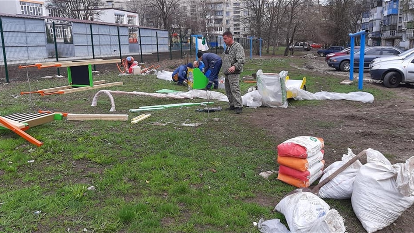 У Волновасі місцеві будують новий дитячий майданчик. Кошти залучили за допомогою “Бюджету участі”
