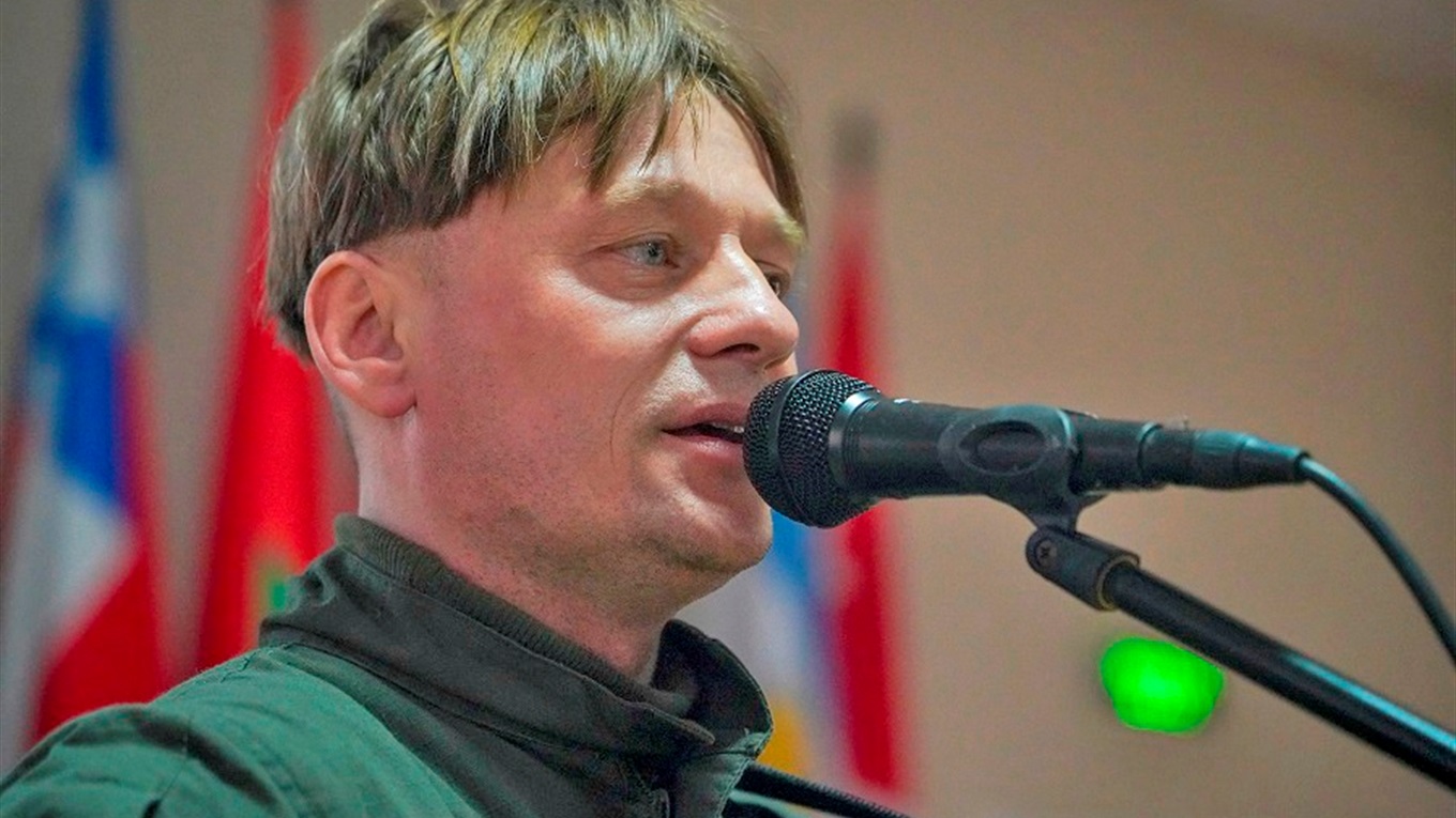 Воїн Першого батальйону оперативного призначення Володимир Пастушок заспівав для молодих гвардійців