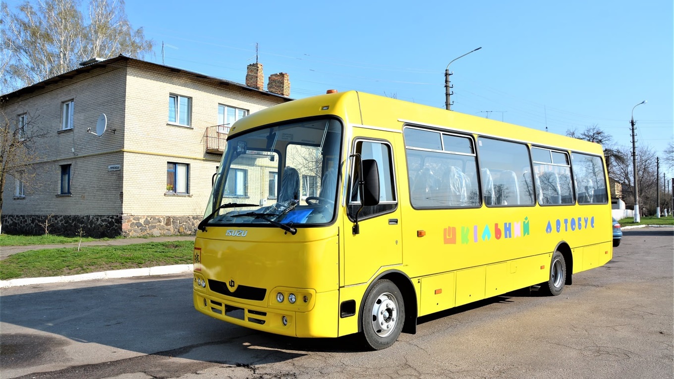 Студениківська громада придбала для школярів Семенівки новий автобус