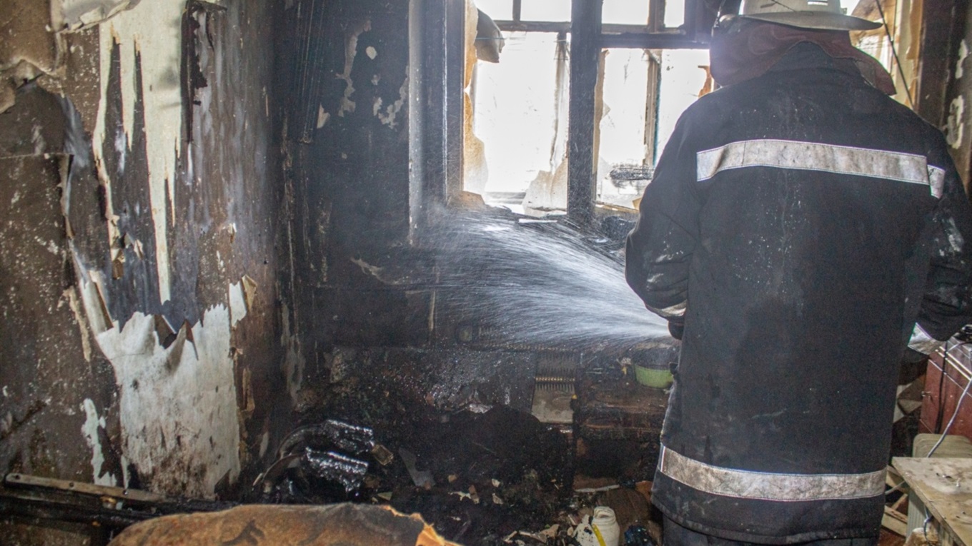 Врятували двох містян: у лозівській двоповерхівці сталася пожежа