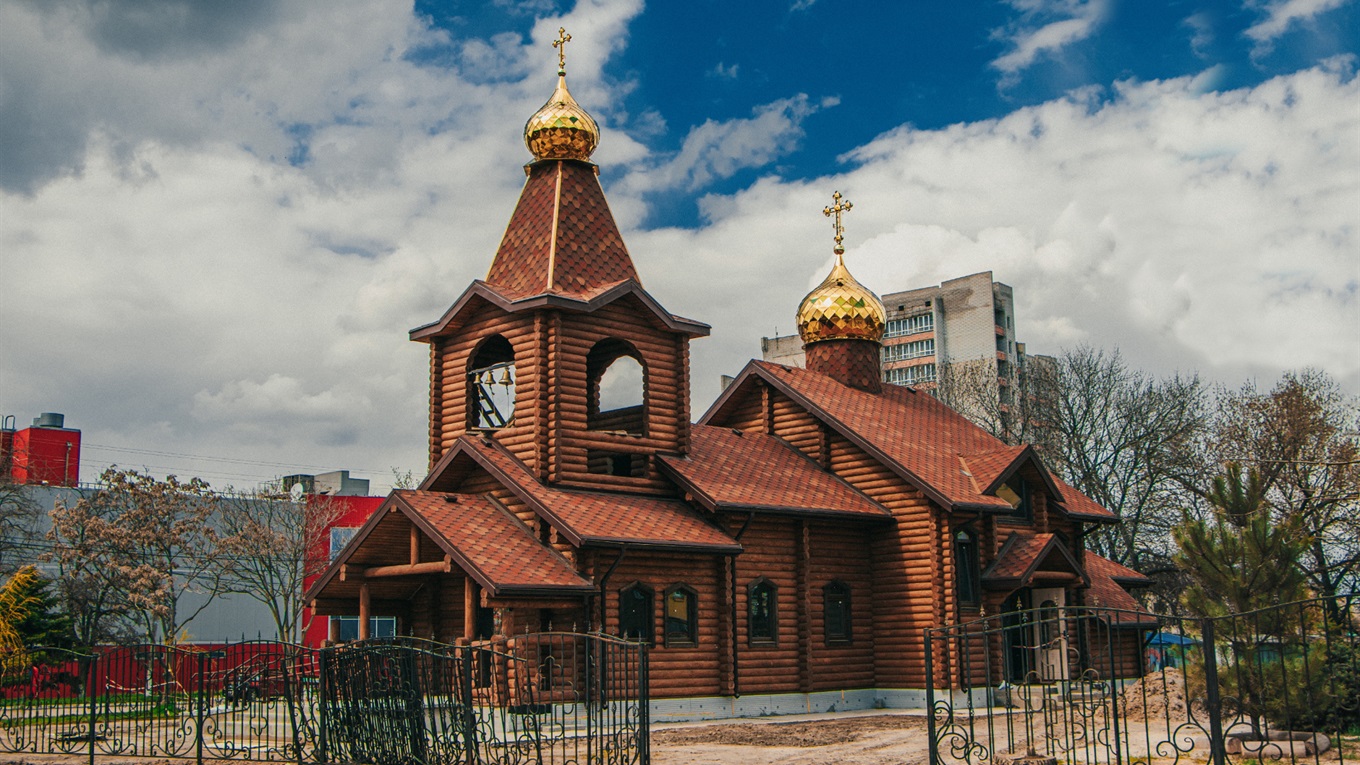 Осяяні сонцем та благословенні Богом: на храмі Петра Калнишевського встановили куполи та хрести
