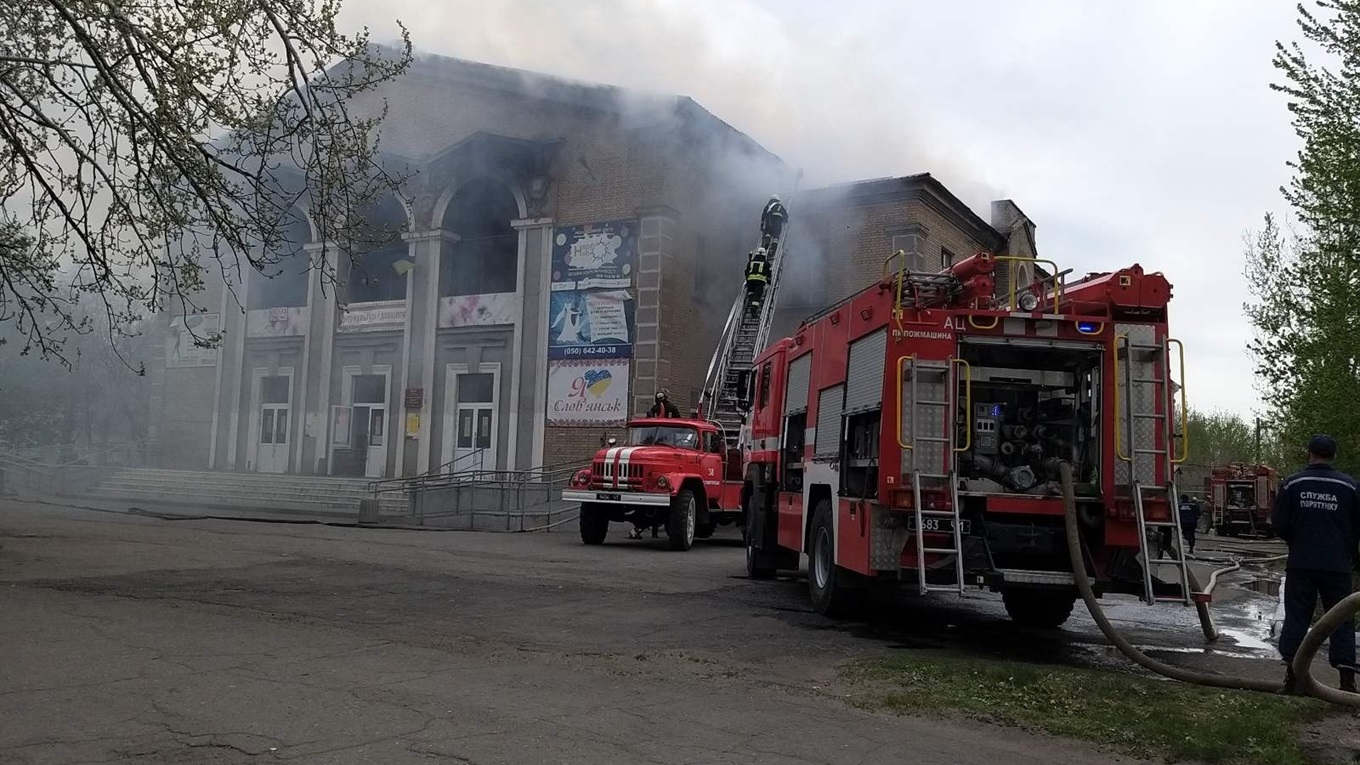 Дворец культуры в Славянске сгорел почти год назад. Разбираемся, сможет ли  город его вернуть – Свої.City