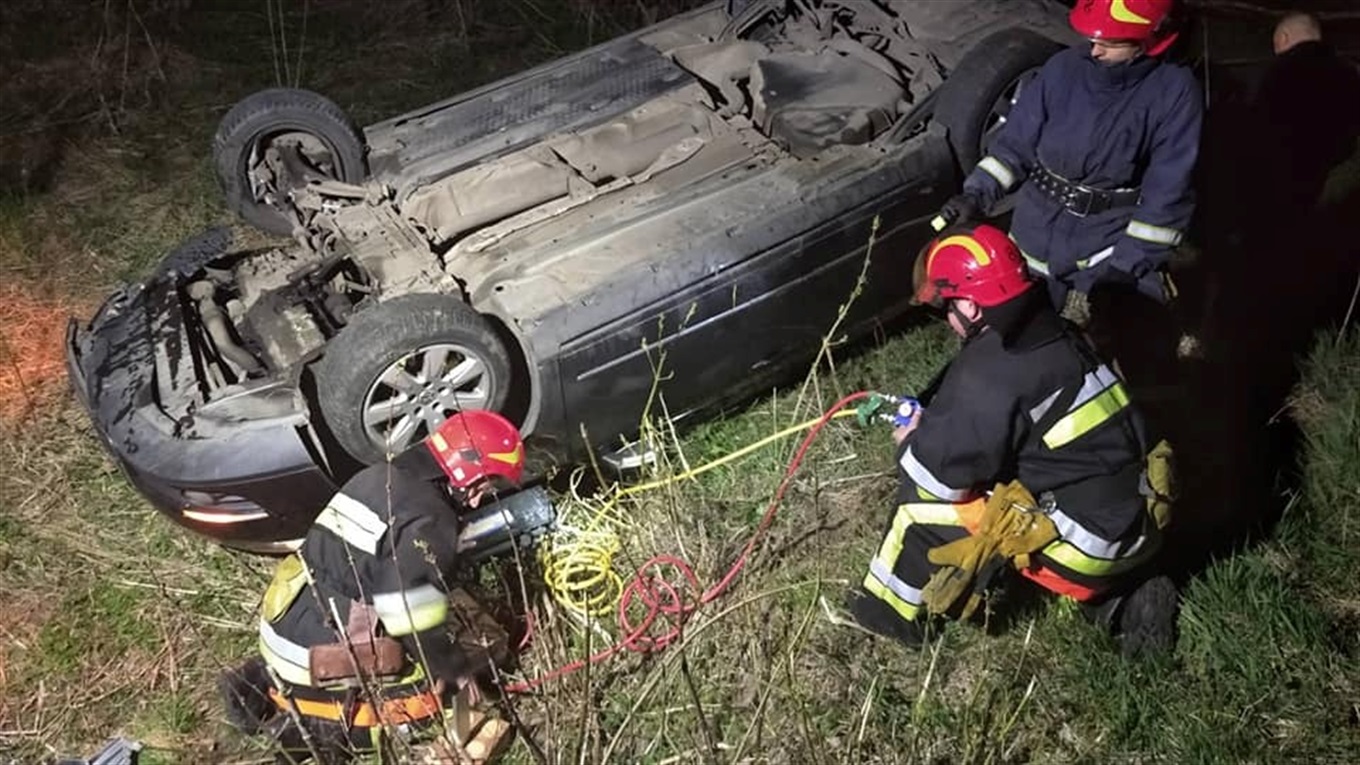 У Кривині Volkswagen відкинуло на обочину та перевернуло догори дригом: викликали рятувальників