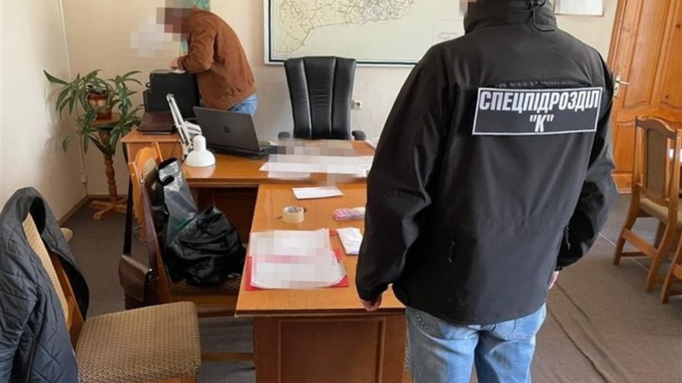 «Відкат» у 600 тисяч гривень: на Буковині СБУ викрила оборудку посадовців на ремонті доріг