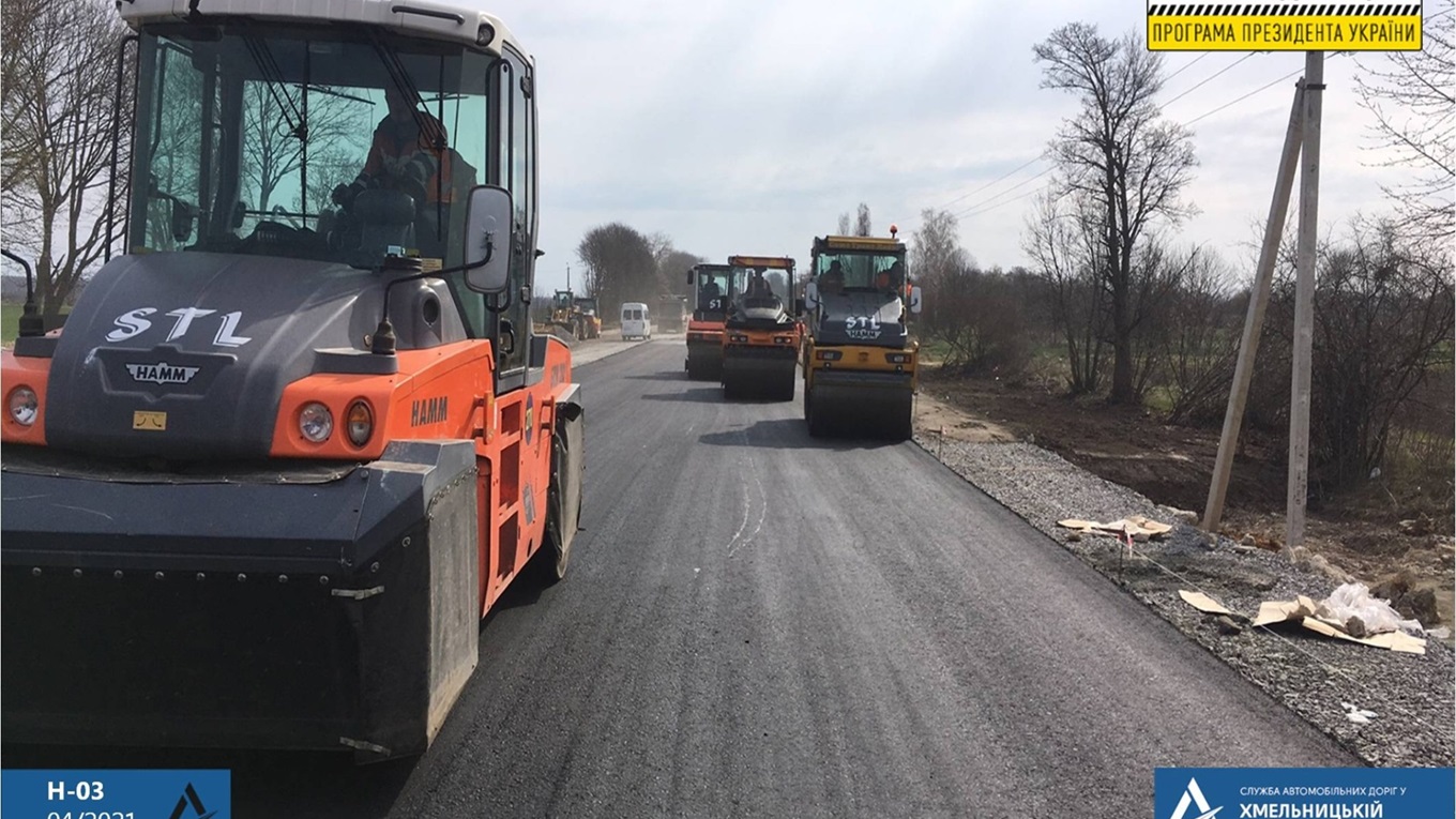 На Старокостянтинівщині влаштовано 2,2 км нижнього шару покриття поблизу с. Вишнопіль
