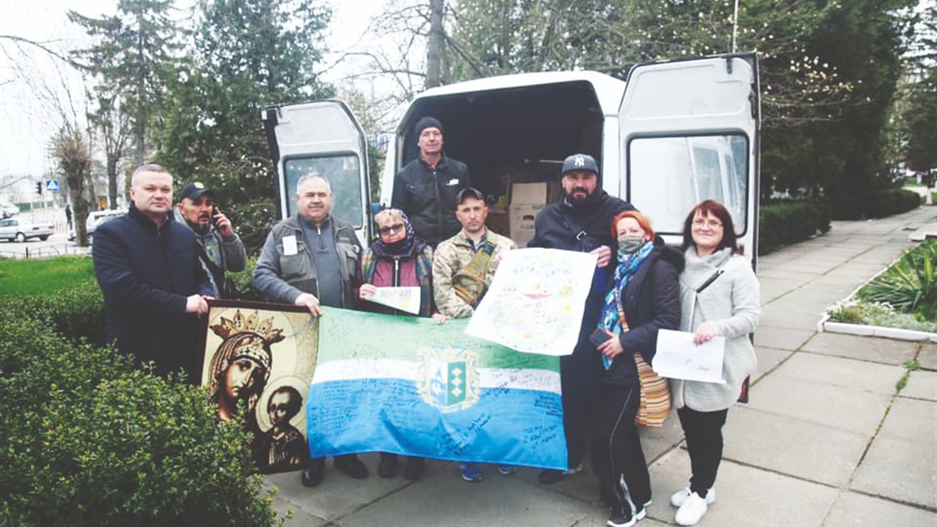 Великодні смаколики та тепло сердець передали з Кіцманщини на передову