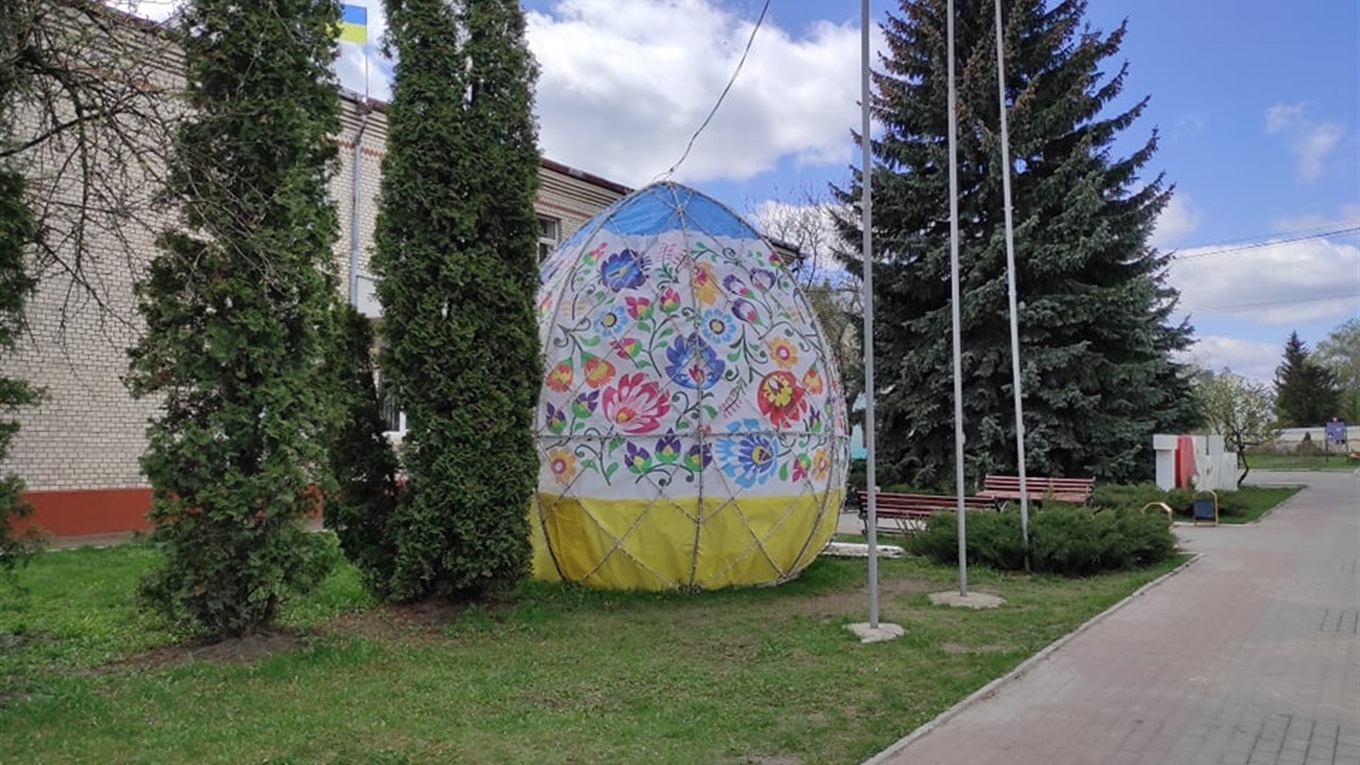 Великодні приготування: на Хмельниччині до свята прикрасили міста