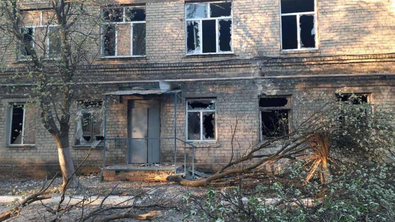 Ковид-отделение в Красногоровке попало под обстрел. В больнице выбило окна и вырубило электрику