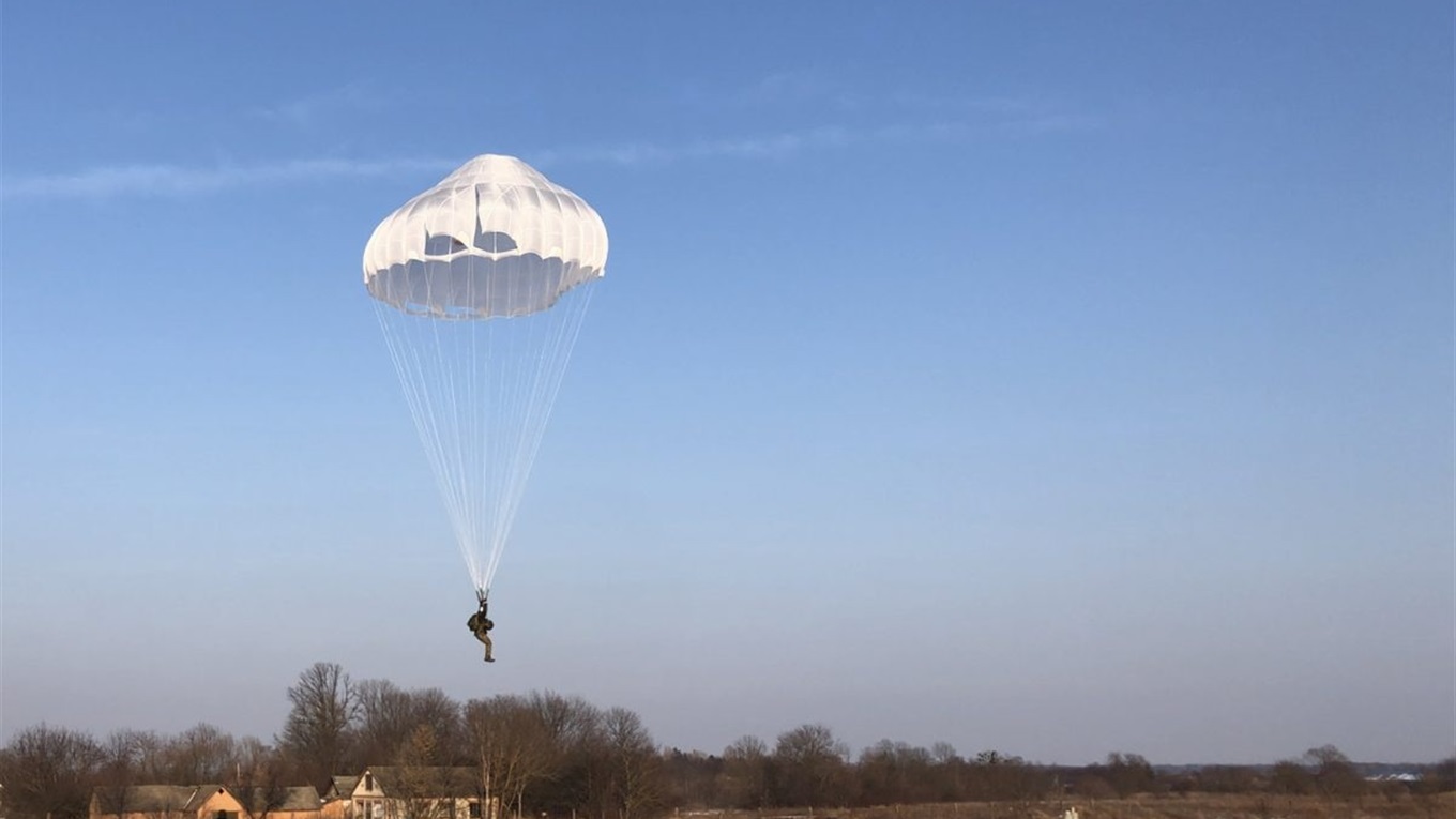 У Ніжині під час стрибка з парашутом загинув рятувальник