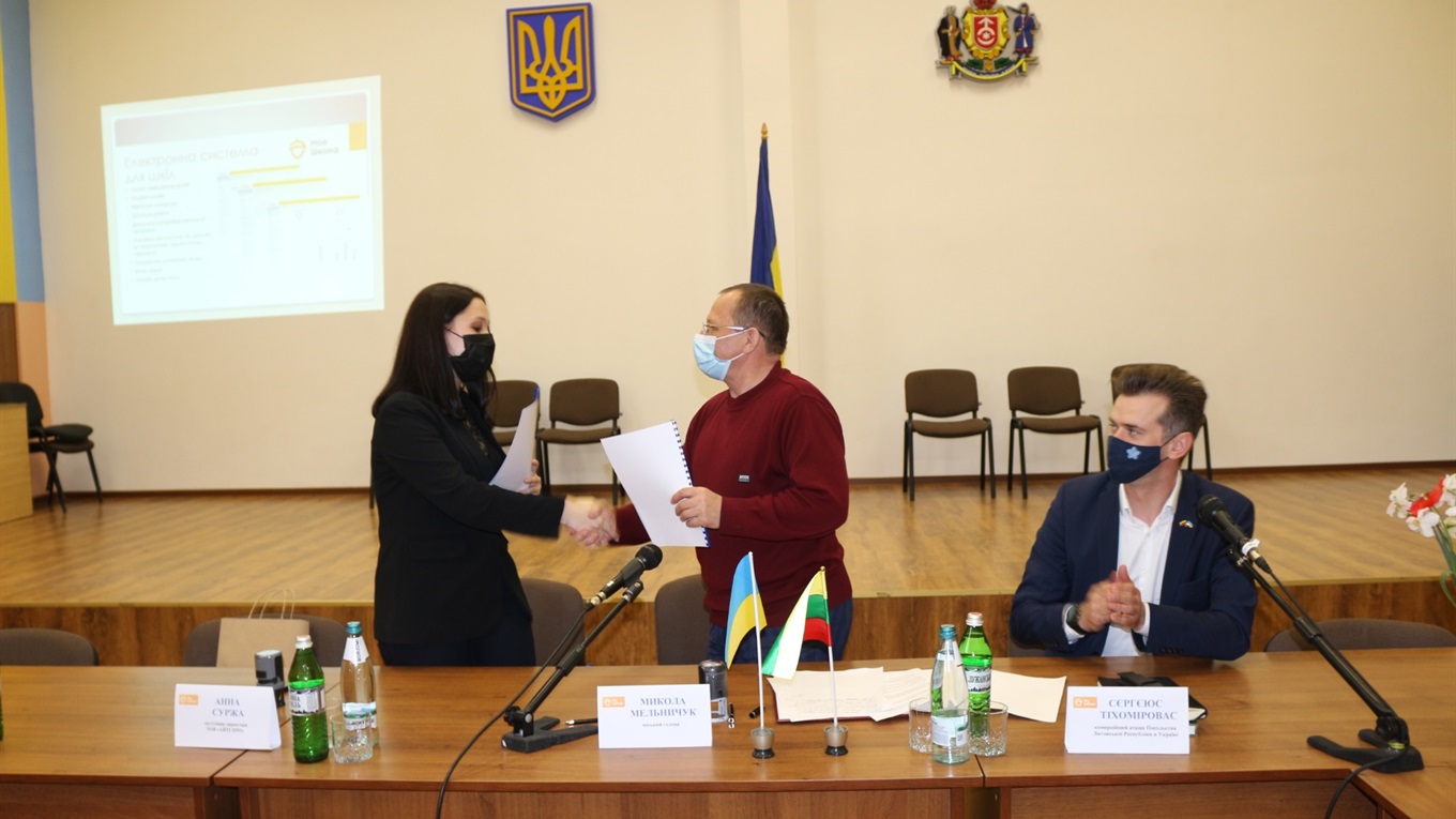 У Старокостянтинові в освітніх закладах будуть впроваджувати електронні щоденники та журнали