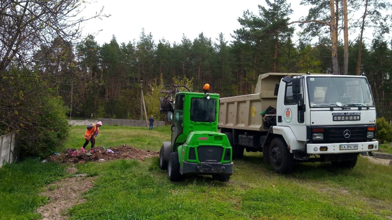 Останні прибирання на кладовищах: Золотоніська громада готується до поминальних днів