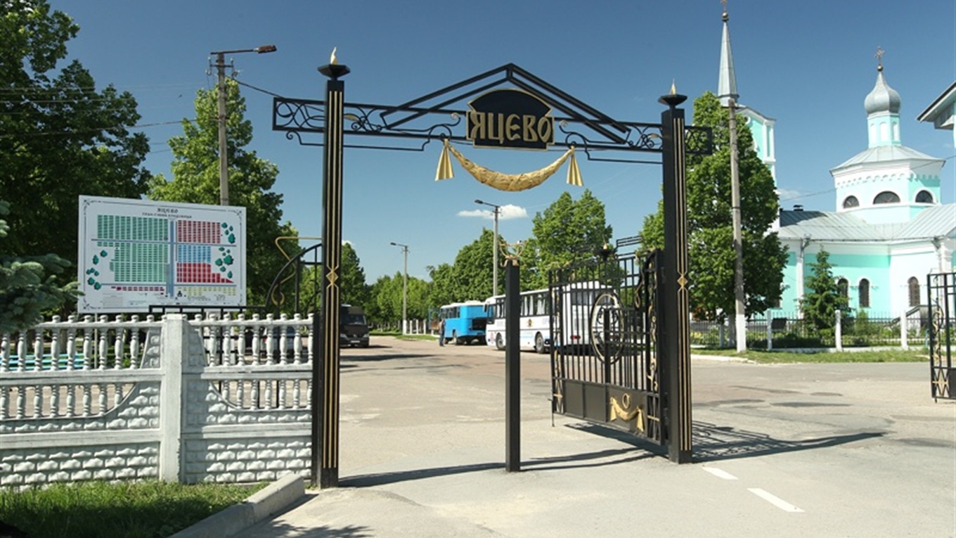 У поминальні дні на "Яцево" курсуватиме десять додаткових маршрутів