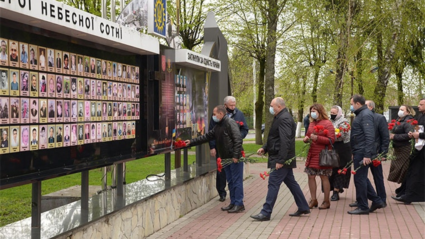 День пам'яті та примирення у Старокостянтинові: мітинг-реквієм, панахида, фотовиставка та нагороди