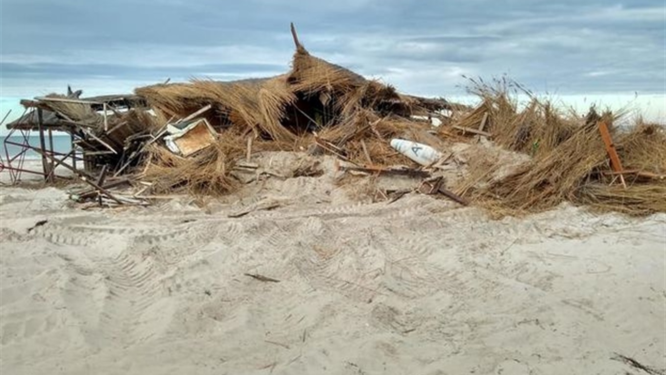 Боротьба за пляж: у Лазурному знесли кафе "Алоха" бульдозером