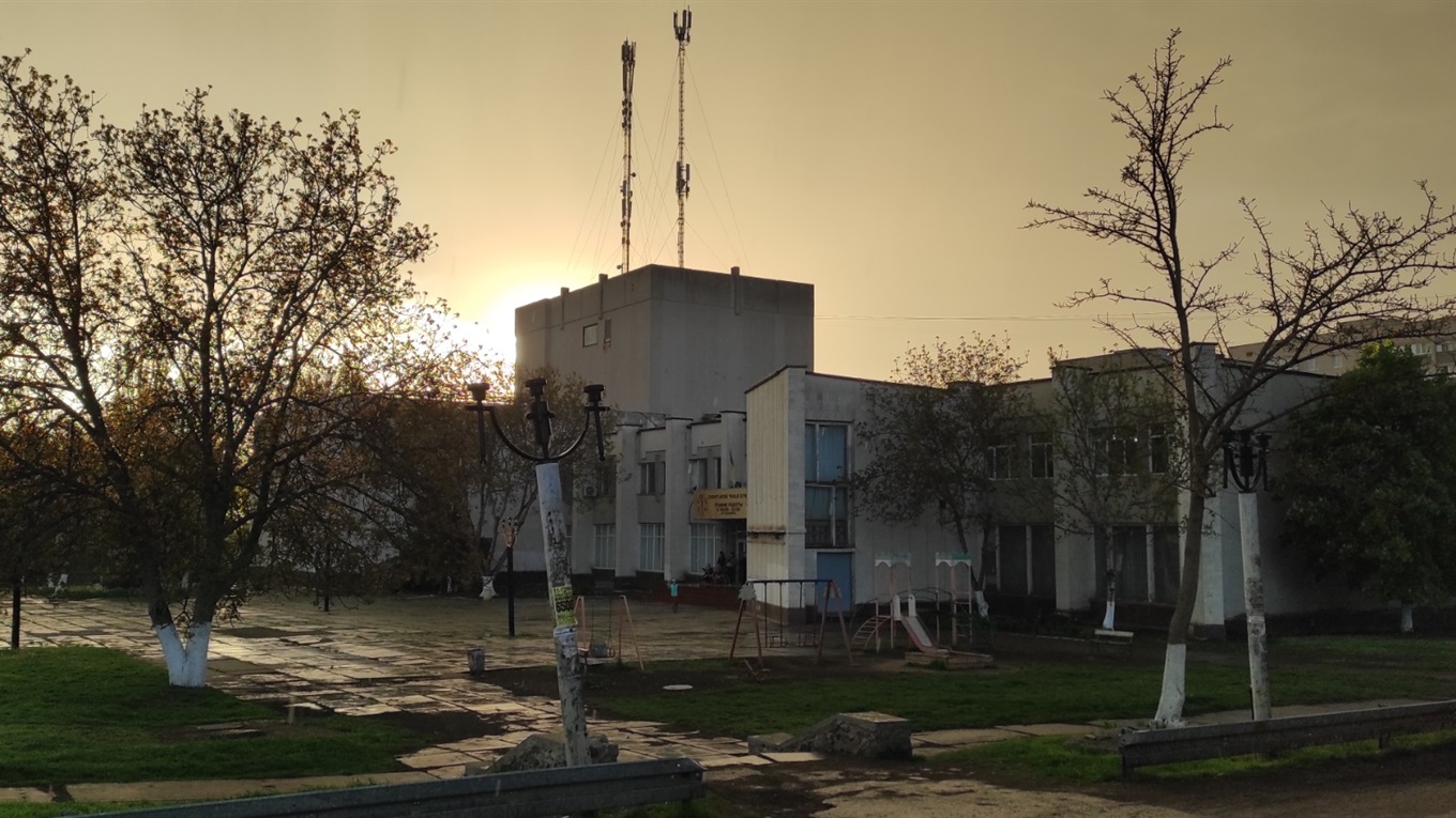 На площі перед Палацом культури та техніки на «Фрегаті» поставили перший МАФ: фотофакт. Оновлено