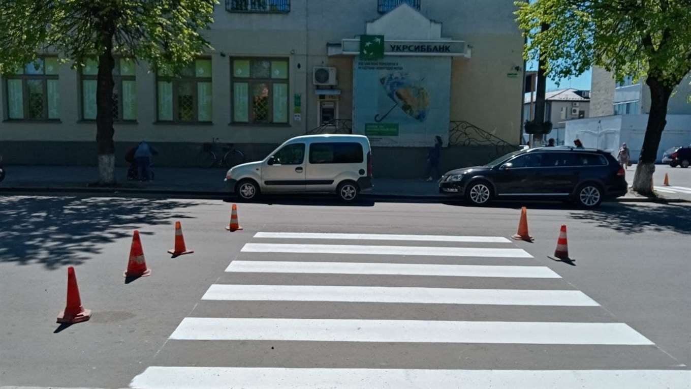 У Новограді поновлюють дорожню розмітку: хто підрядник та скільки це коштує
