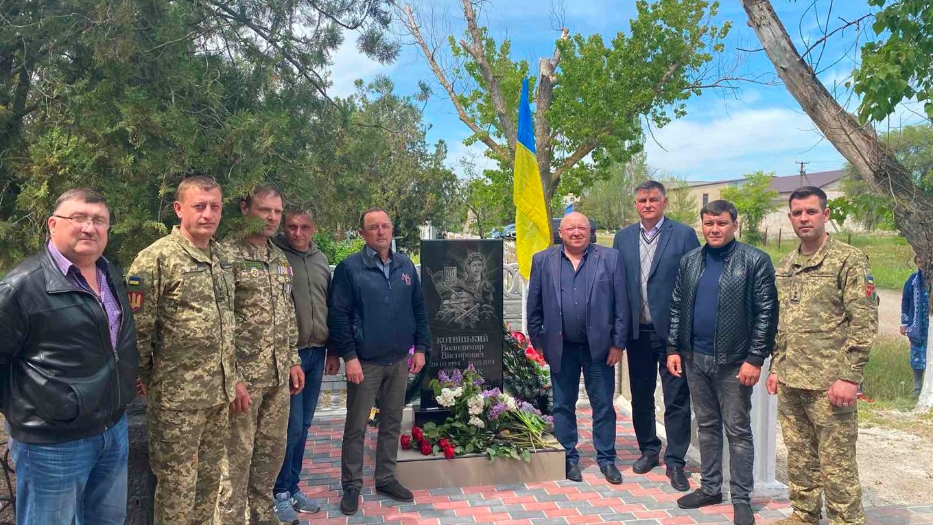 Фермери Сірогозщини та військовослужбовці ЗСУ вшанували пам'ять загиблих у 2014 році артилеристів