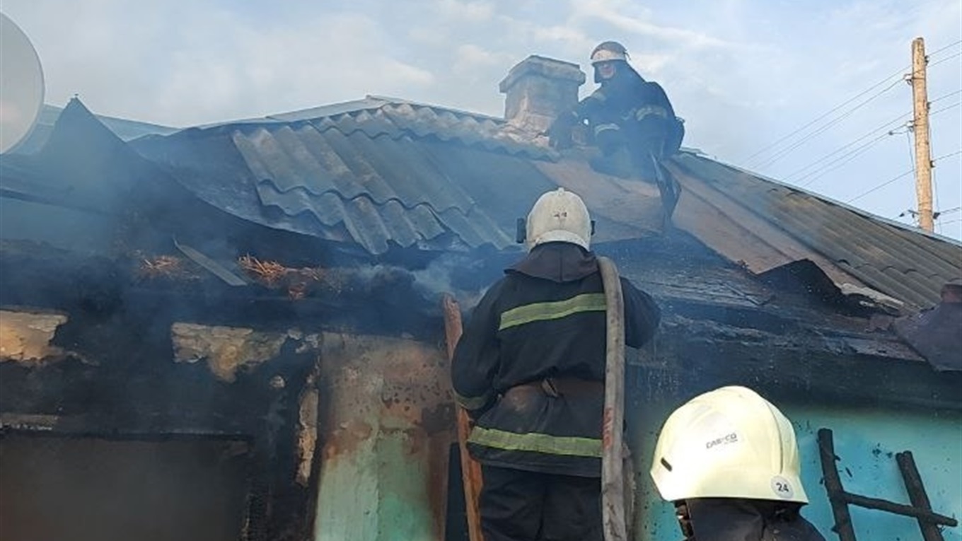 Намагалась самотужки загасити пожежу: у Чернігівському палав приватний будинок