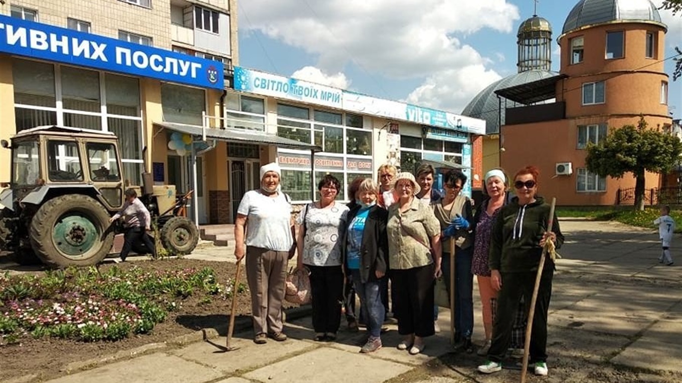 У Калуші слухачі Університету третього віку у Калуші садили квіти