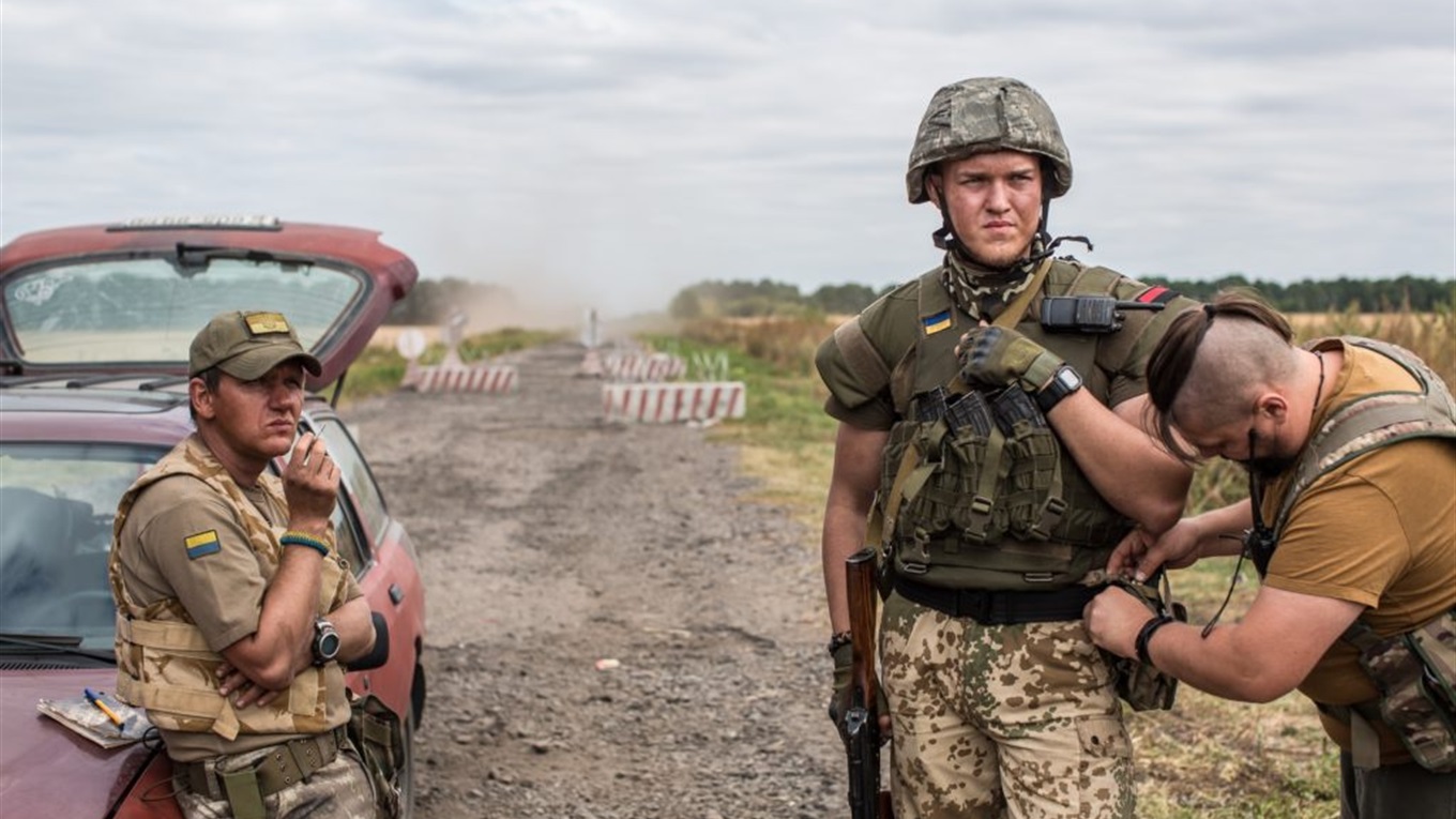 "Погані дороги" виходять на екрани кінотеатрів. Стрічку називають іншим поглядом на війну на Донбасі
