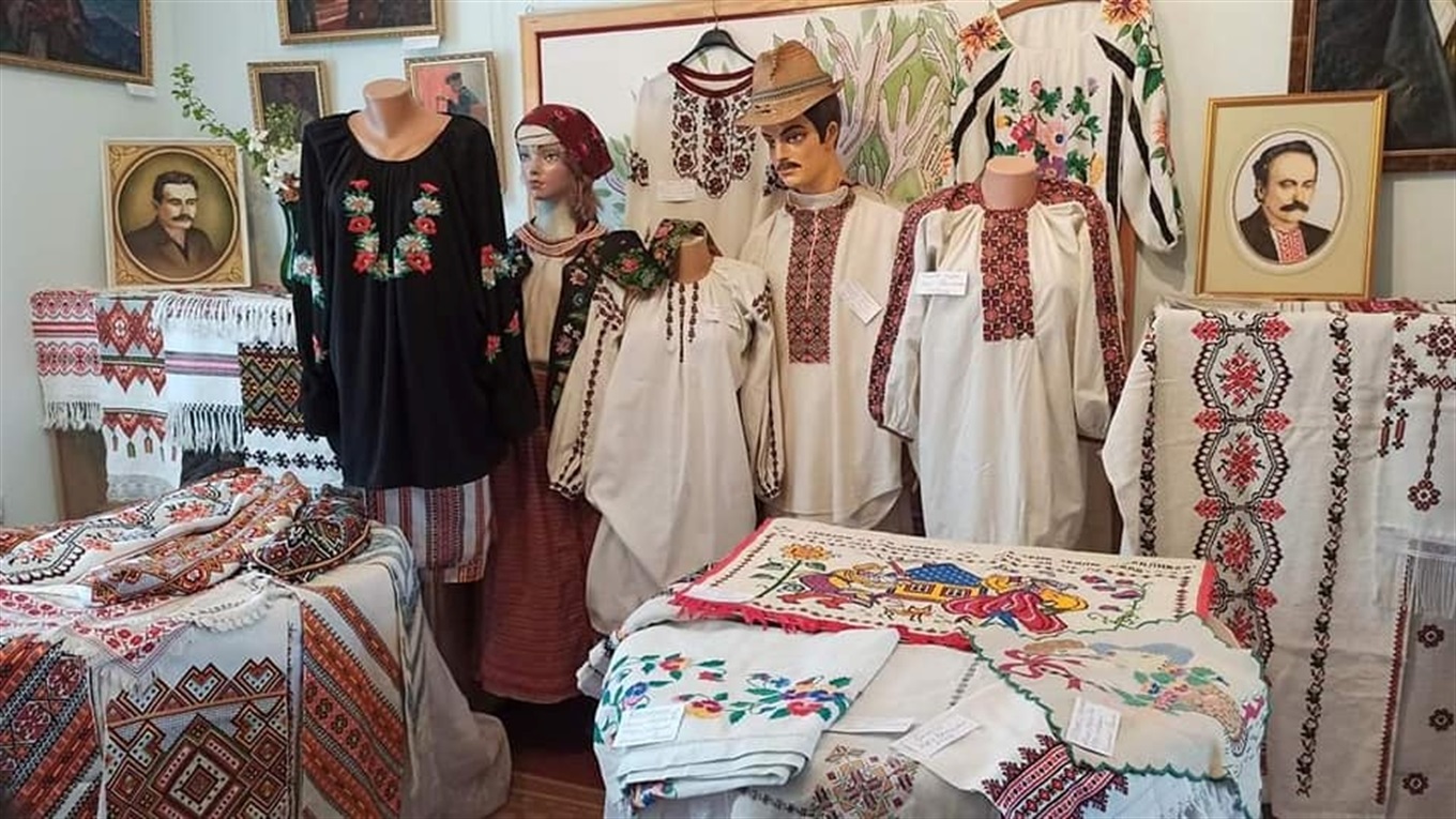У Калуші відкрилася виставка вишиванок