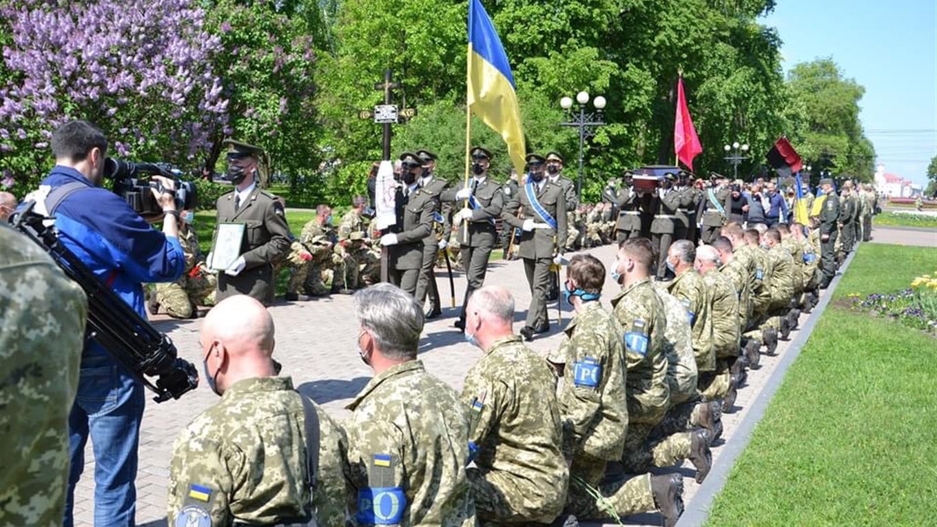 Чернігівщина попрощалась з бійцем, який загинув на Сході від кулі снайпера
