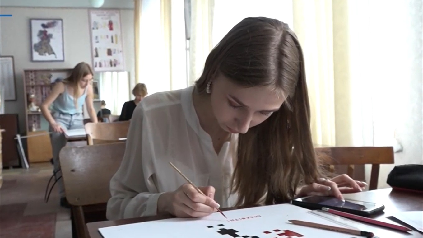 У Краматорську майбутні дизайнери та модельєри створюють вишиванки на холсті