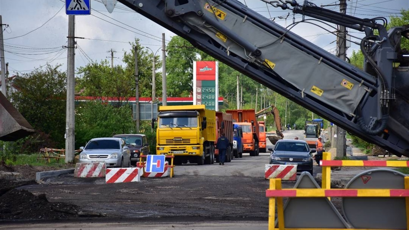 На перехресті вулиць Шевченка і Малиновського почали облаштовувати круговий рух