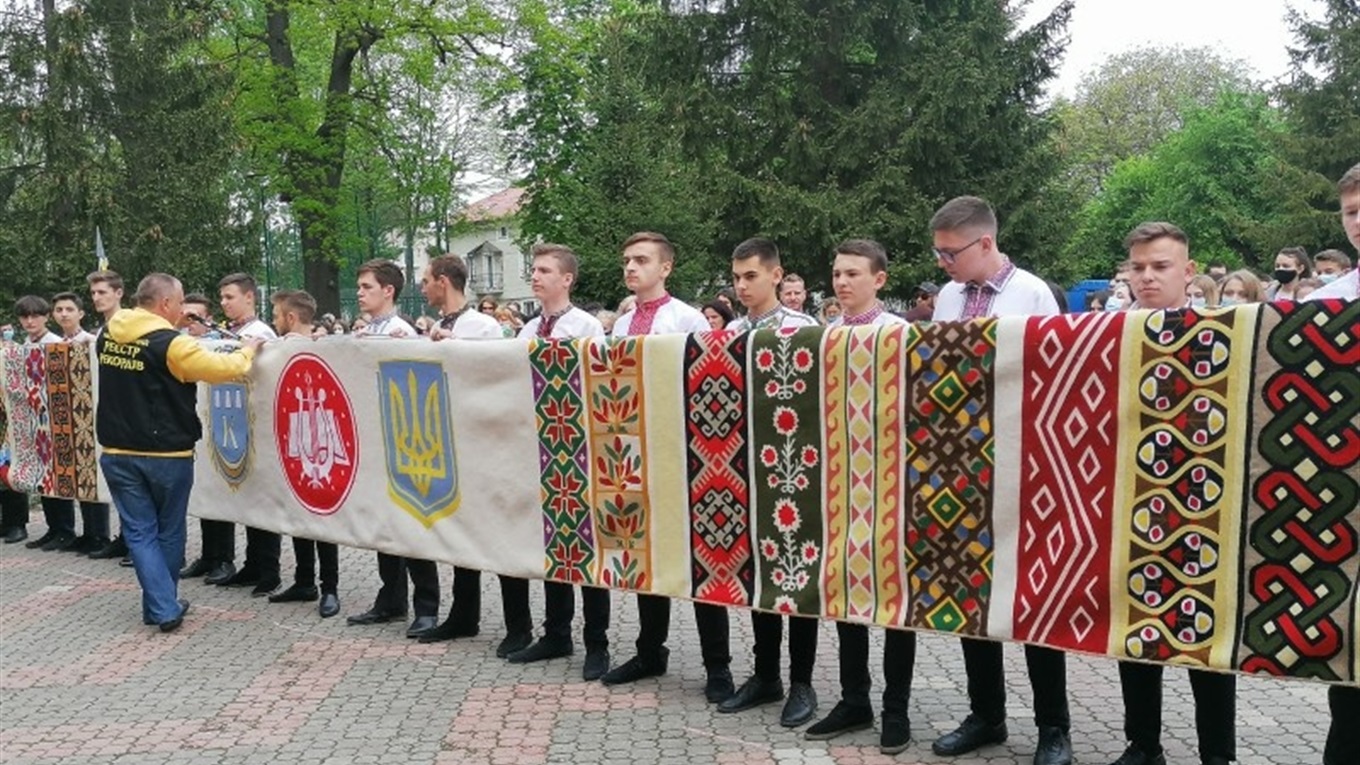 В Калуші встановили п'ятий рекорд України: цього разу — за найдовший вишиваний "Рушник єдності"