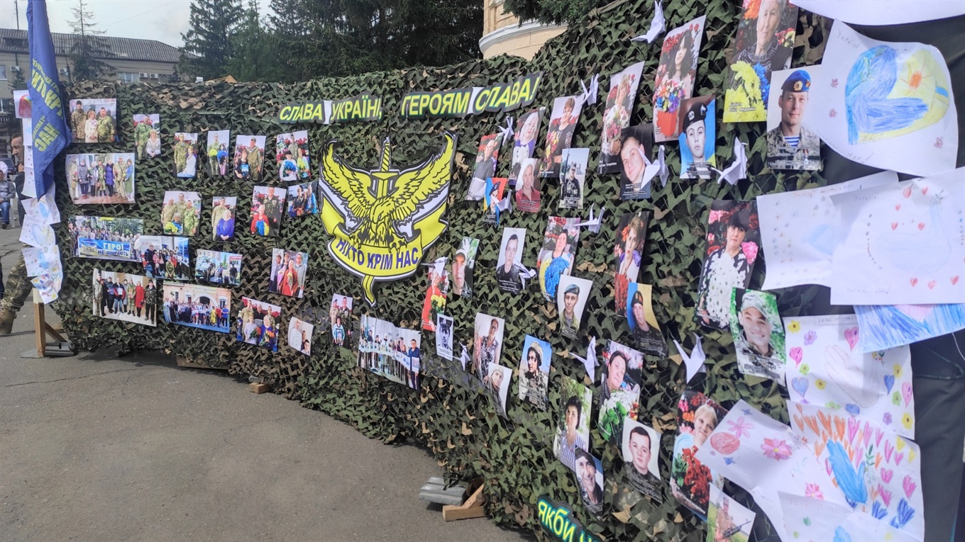 «Вони віддали Україні найдорожче – своїх синів»: «Ніхто крім нас» представила фотопроєкт