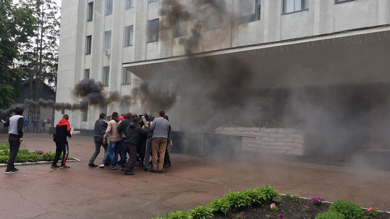 Захоплення і підпал будівлі районної адміністрації у Чернігові. Подробиці у матеріалі