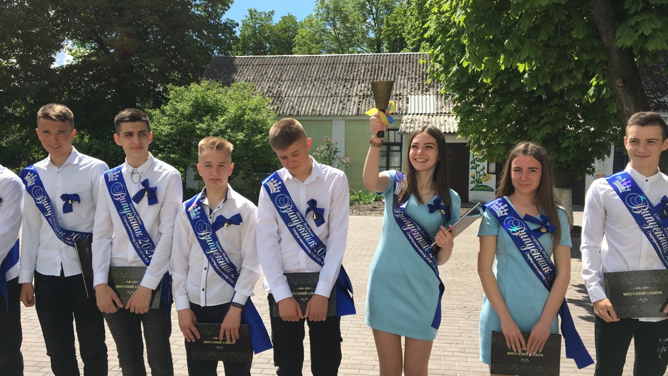 Випускники шостої школи зібралися у коло. Що вони обговорювали