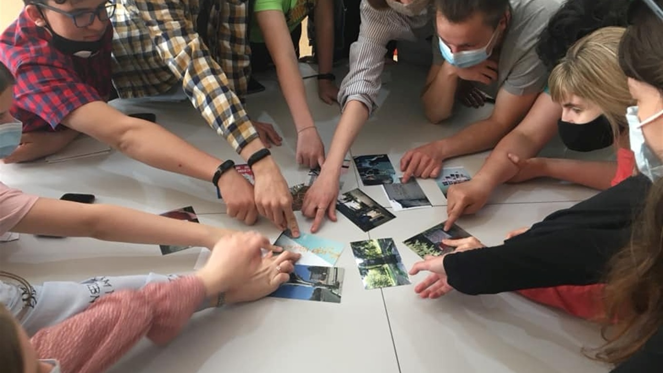 Студентка сделала настольную игру “Дом. Лисичанск”. Ее вдохновил подобный проект с фото Донецка