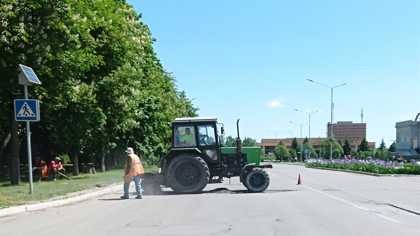 Фото дня: у Лозовій латають проспект Перемоги