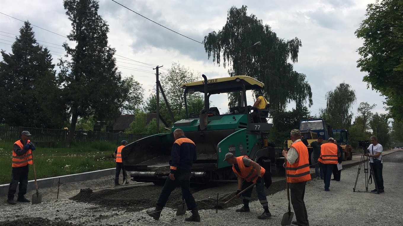 Вулицю 1-го Травня частково відкрили для проїзду. Дорожники працюють вже на іншій ділянці дороги
