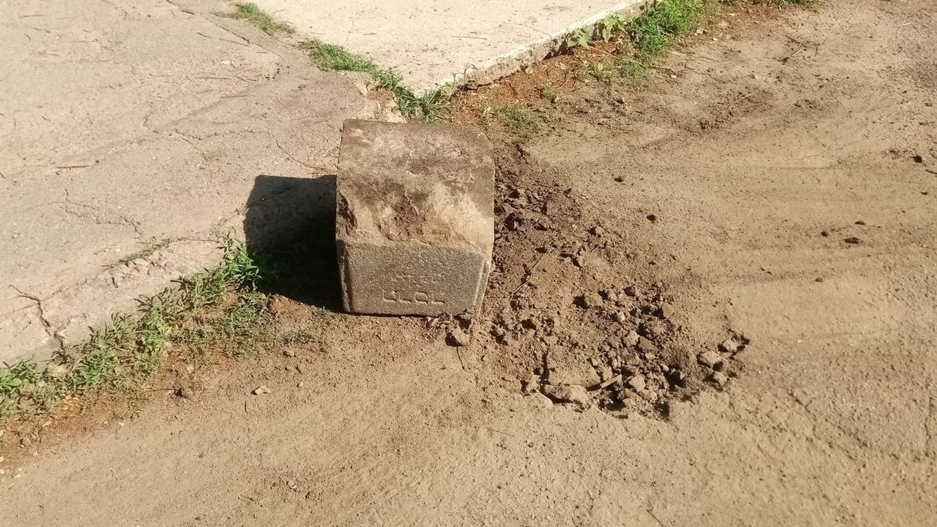 Комунальники викопали надгробний камінь просто посеред тротуару у центрі Лозової