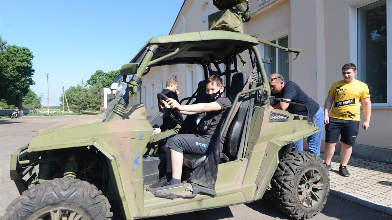 Армійці у Хлібодарівці показали школярам військове озброєння: фоторепортаж