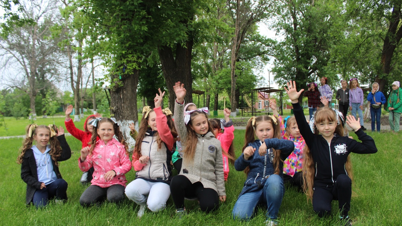 Гуртківці будинку школярів відвідали шість "веселих станцій" в подорожі до нових знань та хобі