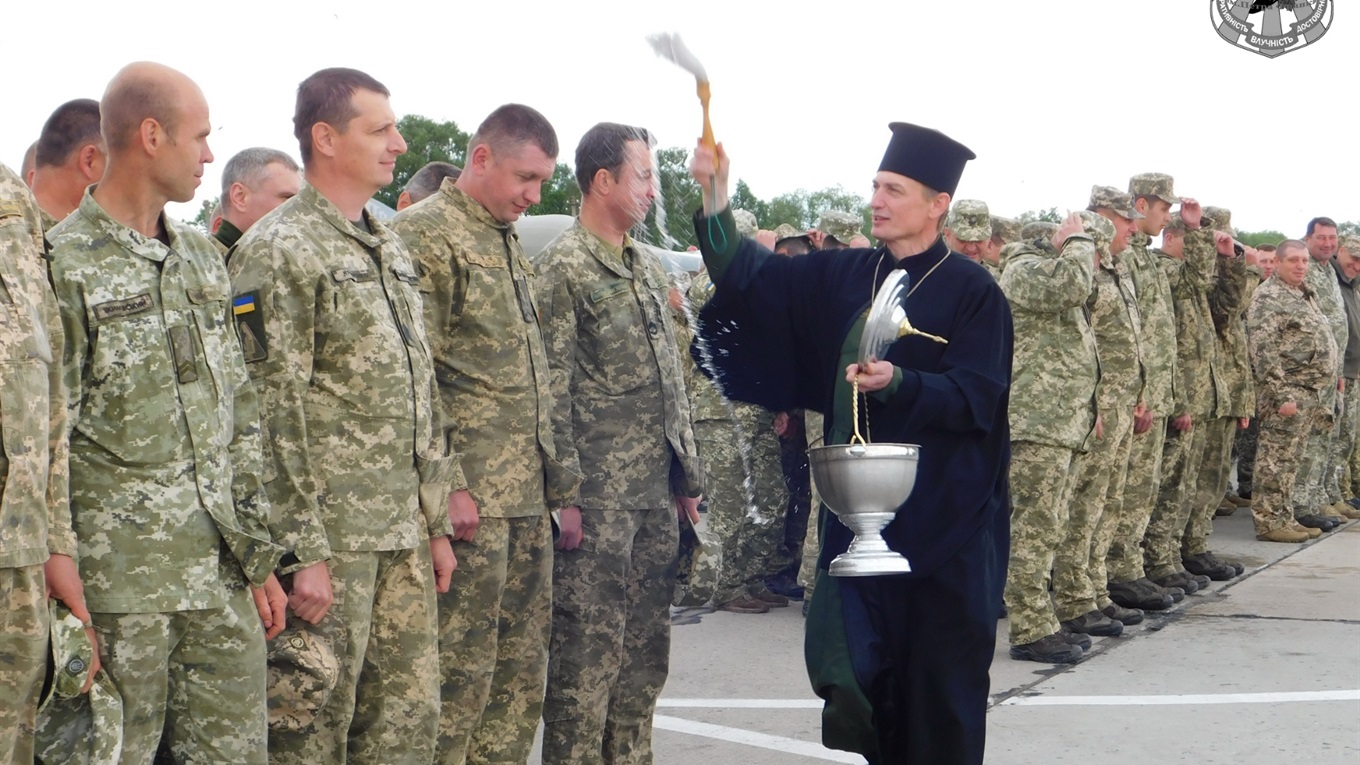 Святкування у авіаційній бригаді: урочисте шикування, подарунки, патріотичні виступи