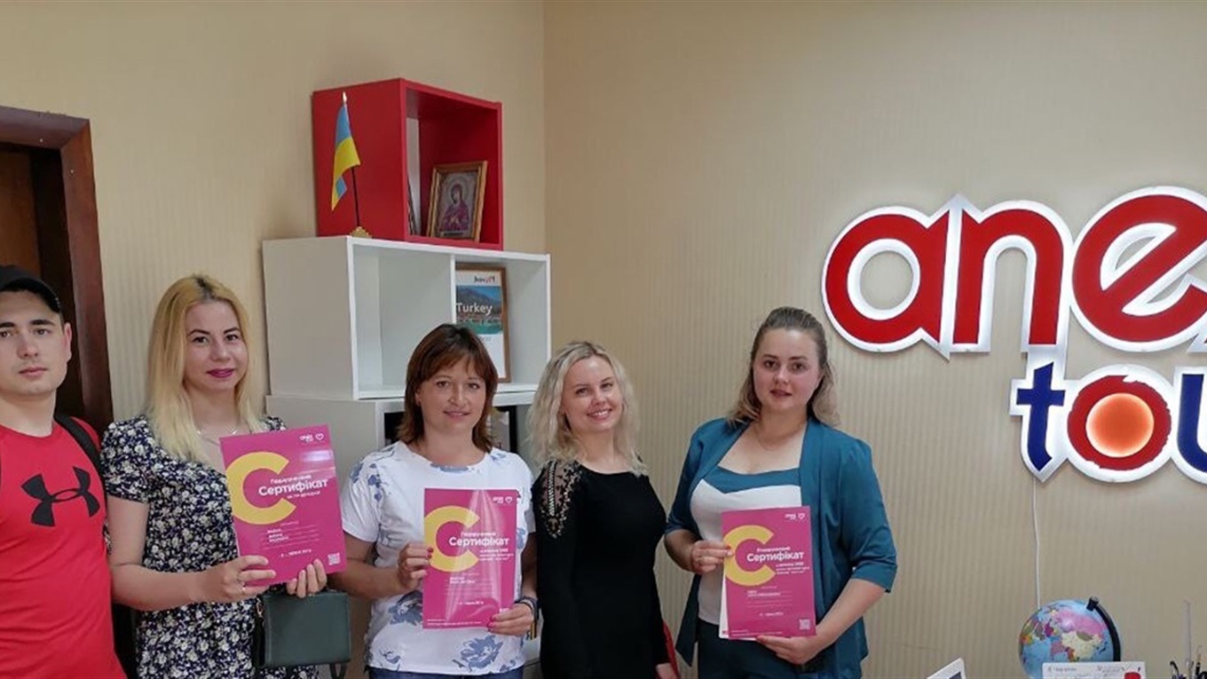 Переможці конкурсу отримали сертифікати від турагенції Anex Tour у Гадячі