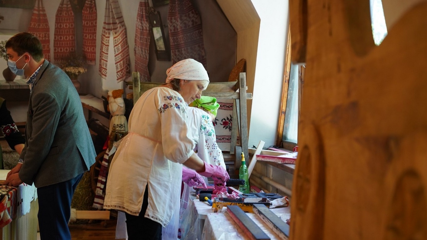 Майстри зі всієї Чернігівської області виготовляють 200-метровий рушник